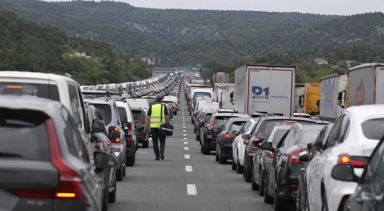 Delavec deli hrano in pijačo na avtocesti
